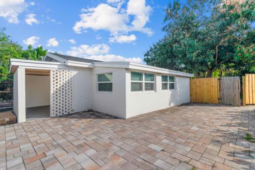Charming 2 Bed 1 Bath Cottage in WPB — 4-Star Luxury Hotel in West Palm Beach, United States