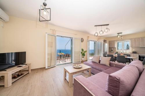 Mariana Sea View Apartment — 4-Star Luxury Hotel in Valsamata, Greece
