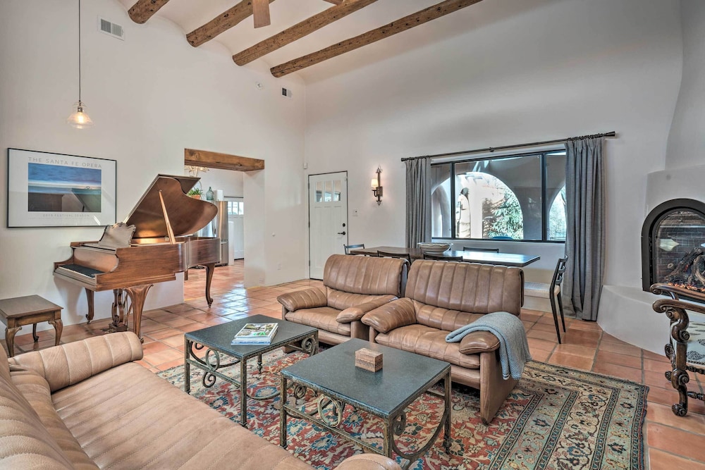 Adobe House with Patio Walk to Dtwn Plaza and Shops — 4-Star Luxury Hotel in Santa Fe, United States