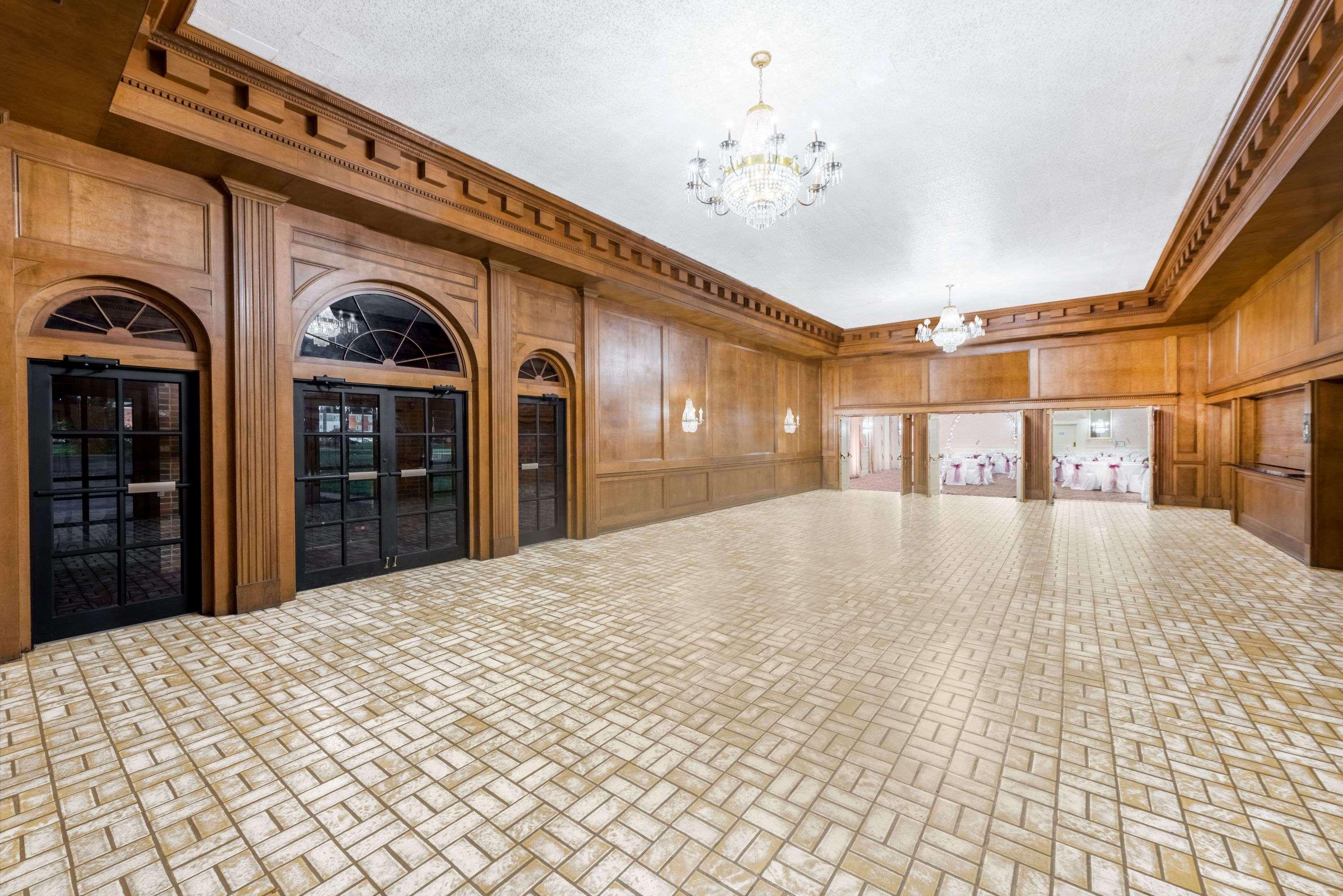 Howard Johnson by Wyndham Burlington - photo 16