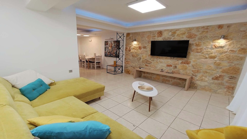 Anastasia's Luxury Suites — hotel in Nea Flogita