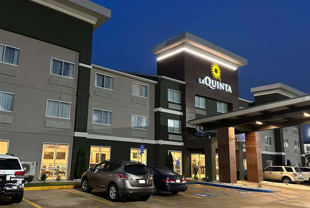 La Quinta Inn & Suites by Wyndham Fayetteville - photo 27