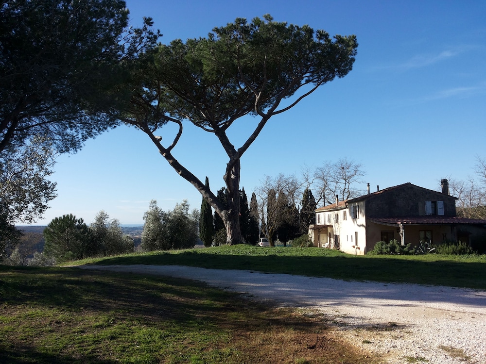 Agriturismo Le Serre — 4-Star Luxury Hotel in Riparbella, Italy