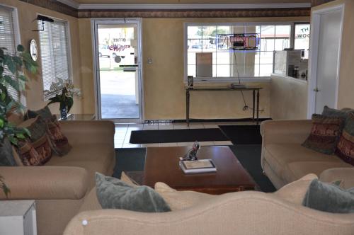 Travelers Inn Manteca - photo 5