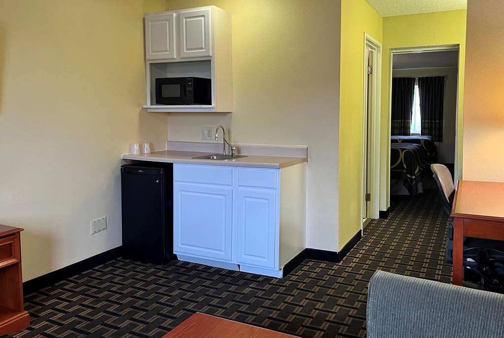 Super 8 by Wyndham Indianapolis NE Castleton Area - photo 26