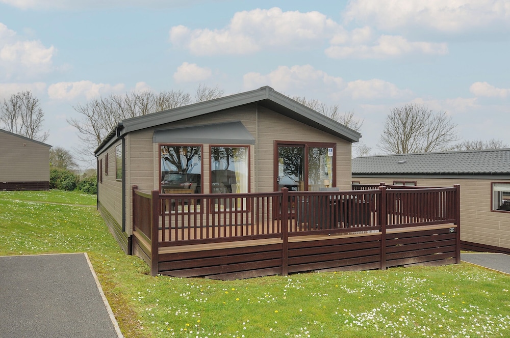 Lodge 66 at Riviera Bay Coastal Retreat — 4-Star Luxury Hotel in Brixham, United Kingdom