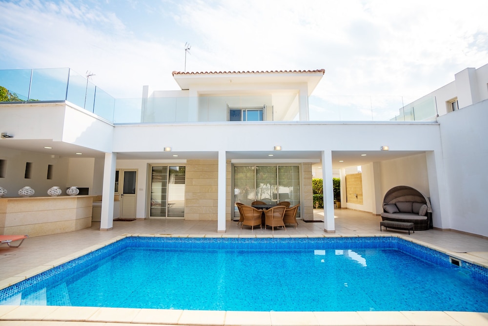 Beachfront Villa Larnaka Dhekelia with Pool — 4-Star Luxury Hotel in Pyla, Cyprus