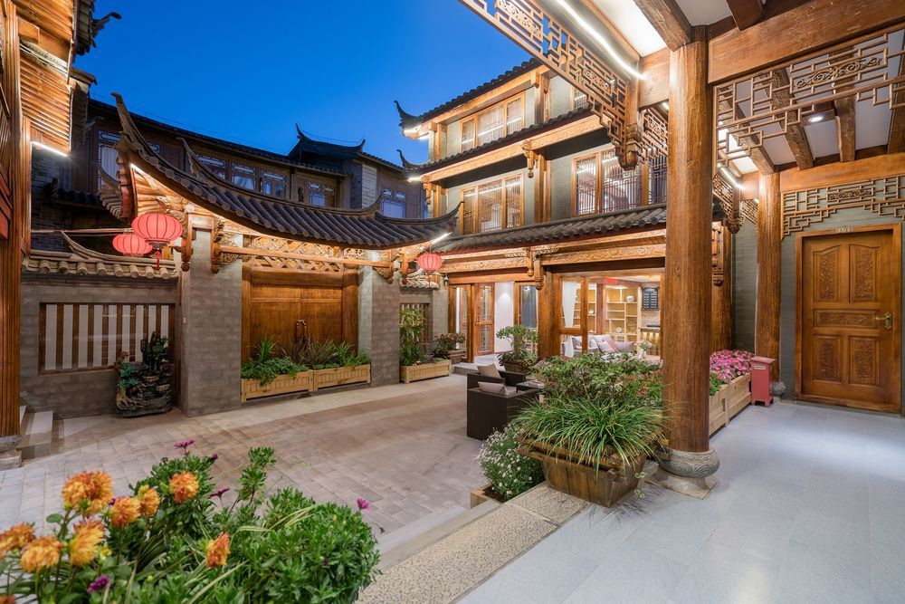 The Autumn Moon Home Lijiang Qianqiu Mansion Inn — 4-Star Luxury Hotel in Lijiang, People's Republic of China