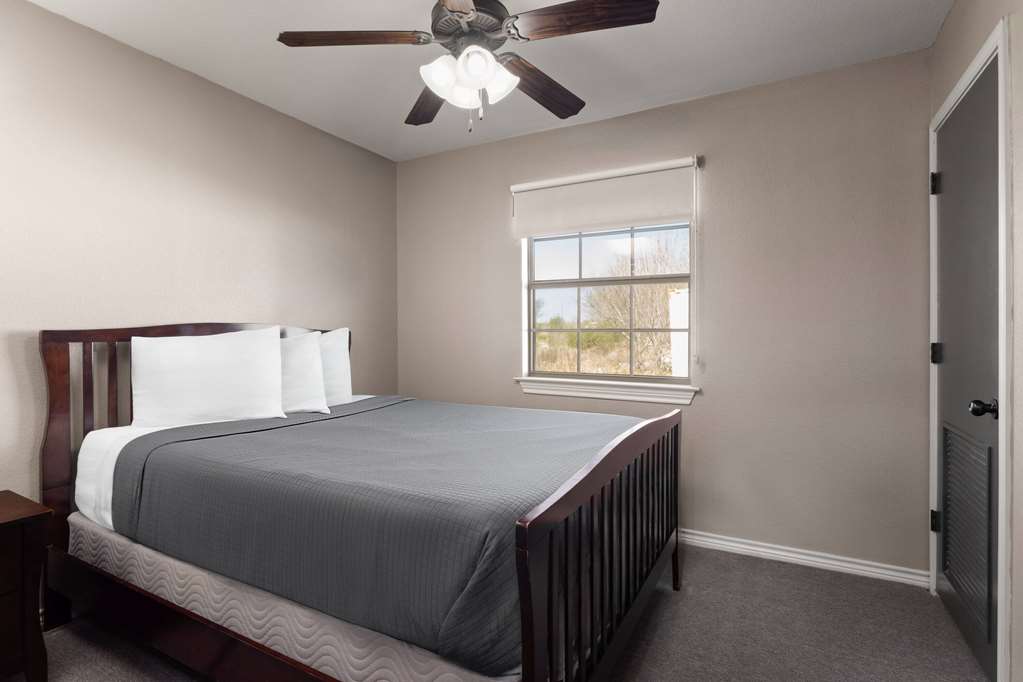 Eagle's Den Suites Kenedy a Travelodge by Wyndham - photo 10