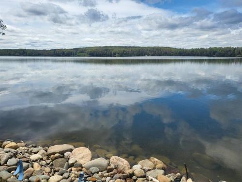 Crescent Lakehouse Surf Ski and Serenity — hotel in Iron River