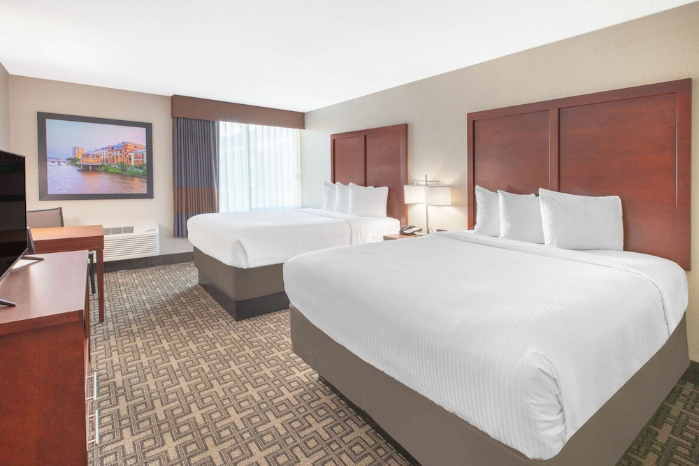 Baymont Inn & Suites Grand Rapids Near Downtown - photo 3