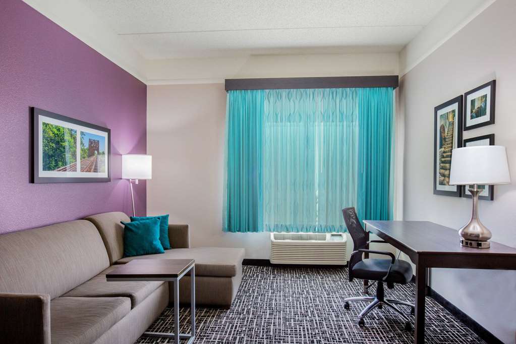 La Quinta Inn & Suites by Wyndham Mission at West McAllen - photo 26
