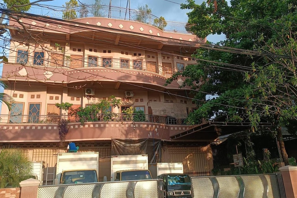 Hotel O Rafira Losmen NearYani Heahlerr — hotel in Marabahan