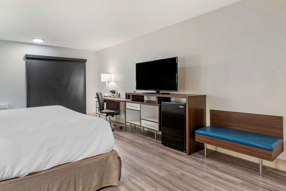 Clarion Pointe Fresno Near Yosemite - photo 19