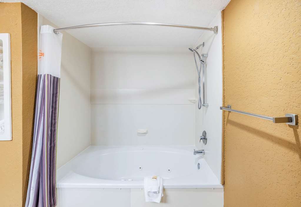 La Quinta Inn & Suites by Wyndham Hot Springs - photo 24