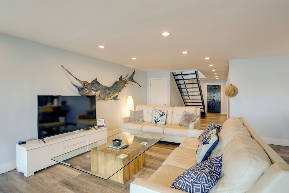 Treasure Island Gem w Dock: Walk to Beach in Treasure Island, United States