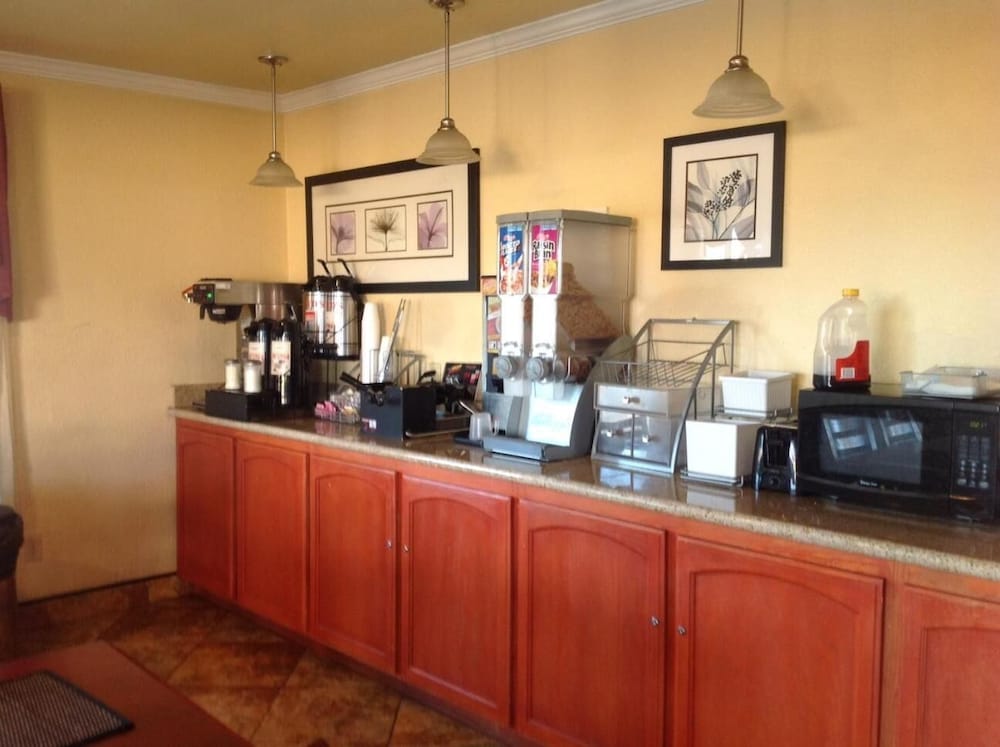 Americas Best Value Inn Hanford - photo 18