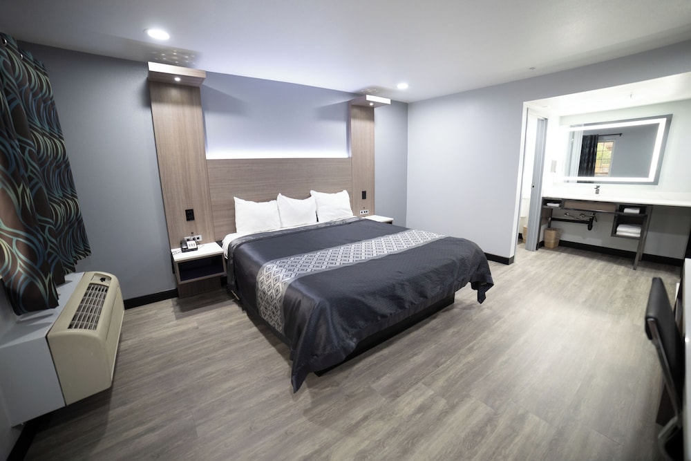 Express Inn & Suites - photo 6