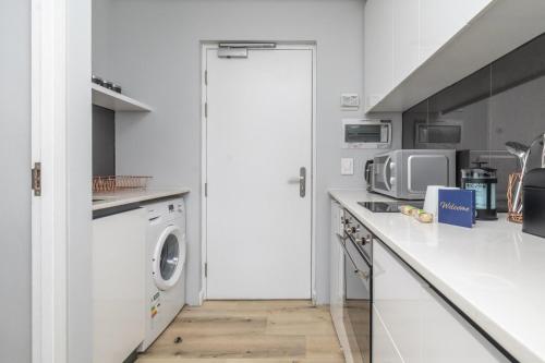 Modern Studio at 220onLoop City Views Comfort