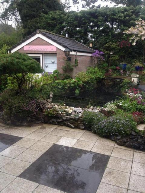 Romantisch Tiny Gardenhouse in beautiful garden in Zandvoort, Netherlands