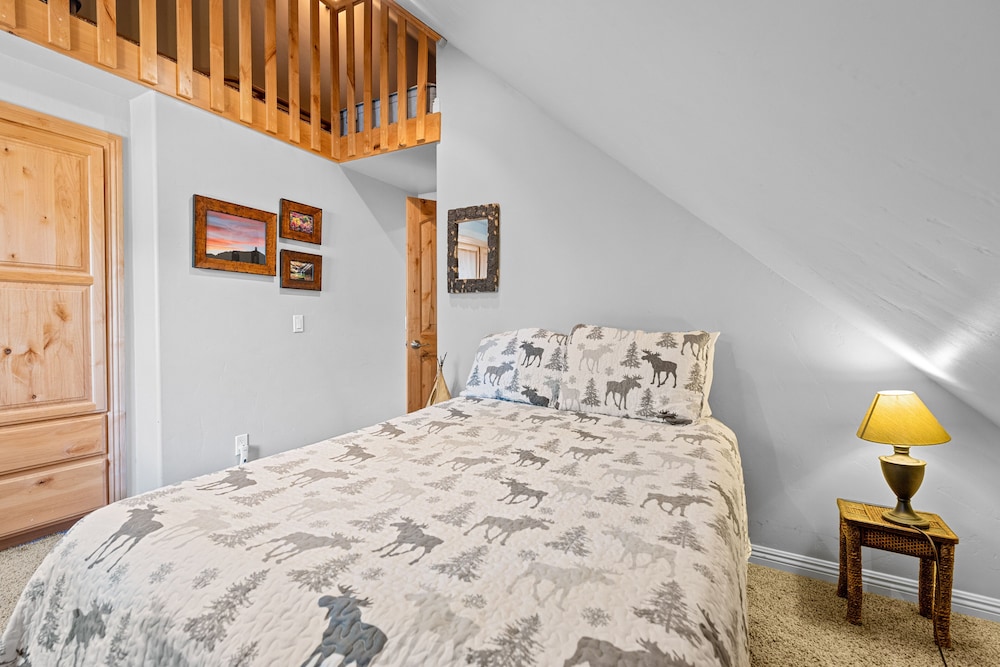Summit Condo Luxury condo walk to the slopes — 4-Star Luxury Hotel in Big Bear Lake, United States