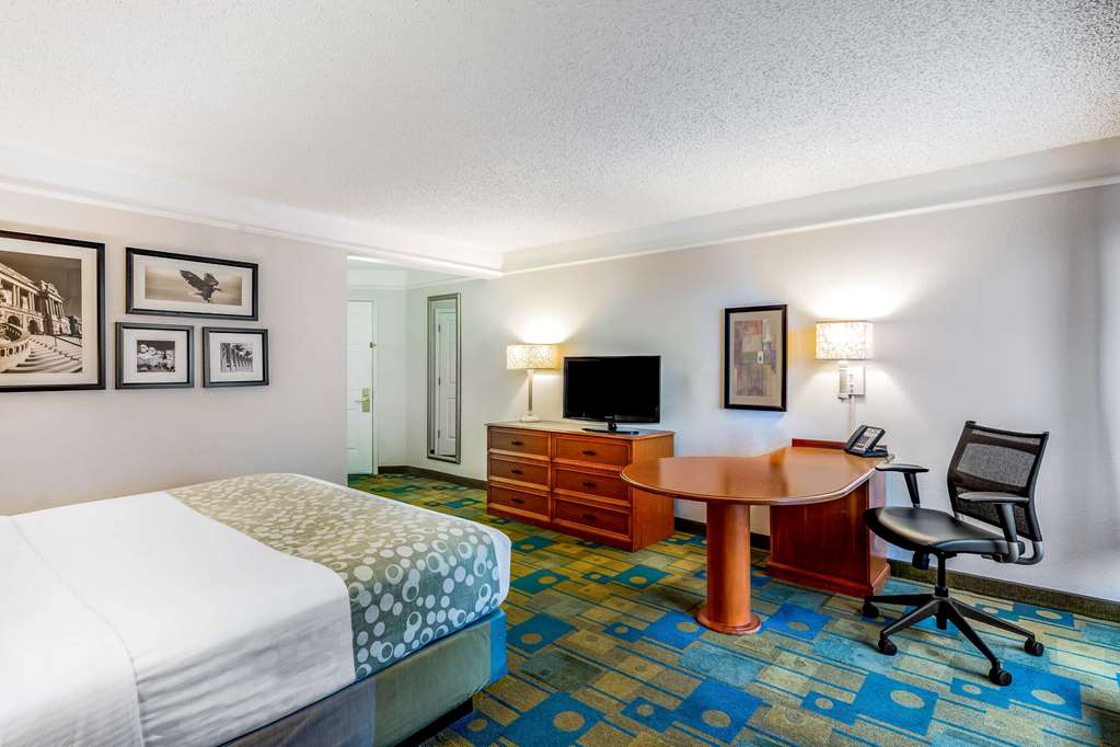 La Quinta Inn & Suites by Wyndham Fremont Silicon Valley - photo 12
