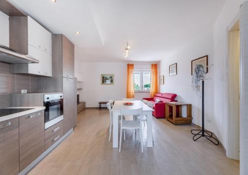 R16 Trilocale ristrutturato a due passi dal mare — 4-Star Luxury Hotel in Numana, Italy