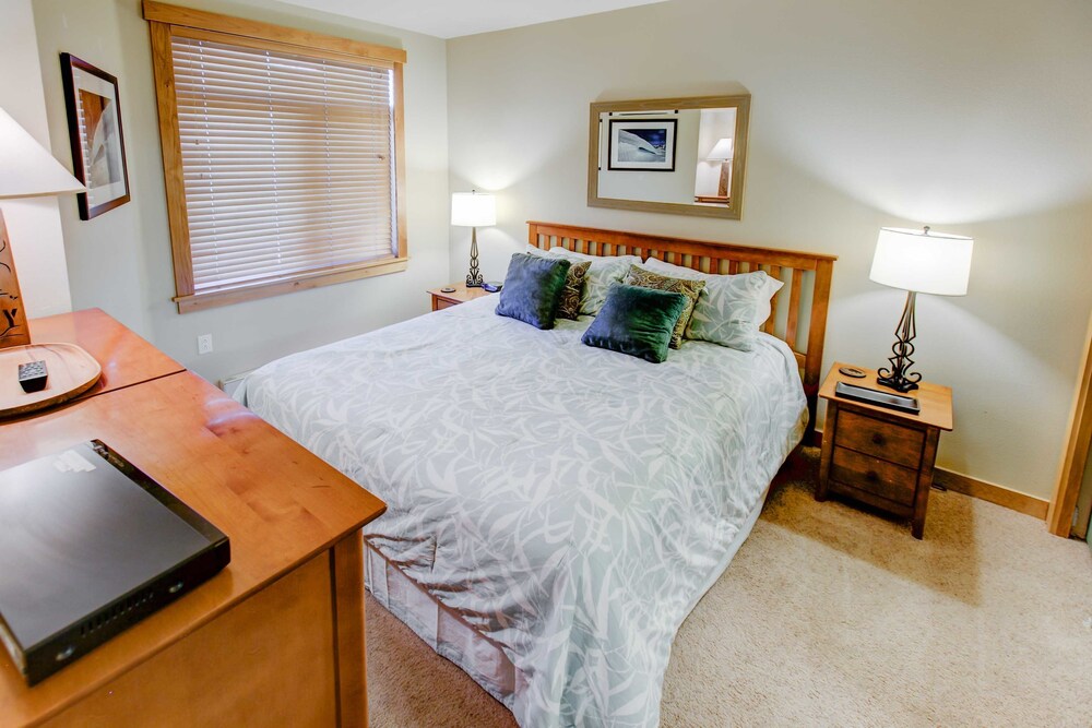 Sunstone #131 Shared Pool Hot Tub & BBQ — 4-Star Luxury Hotel in Mammoth Lakes, United States