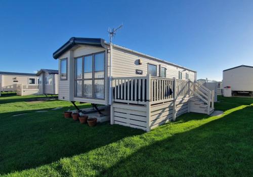 Laurah’s Retreat West Sands Seal Bay Resort Slesy in Selsey, United Kingdom