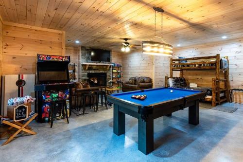 Luxe Family Cabin 8 min to Downtown Blue Ridge — 4-Star Luxury Hotel in Blue Ridge, United States