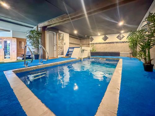 5 Bed House Sleeps 10 Pets Pool Hottub — 4-Star Luxury Hotel in Isigny-Le-Buat, France