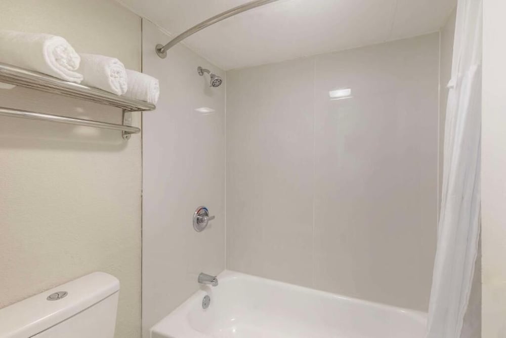Downtown Inn & Studio Suites - photo 17
