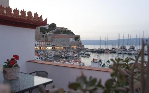 In Hydra — 4-Star Luxury Hotel in Ydra, Greece