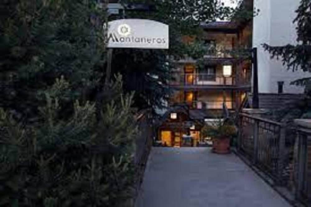2 Bedroom Boutique Resort Condo With Hot Tub Access and Within Walking Distance to the Eagle Bahn Gondola - photo 19