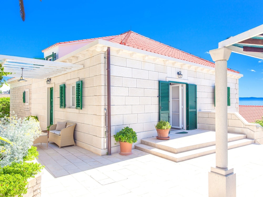 Villa Luna — 4-Star Luxury Hotel in Selca, Croatia