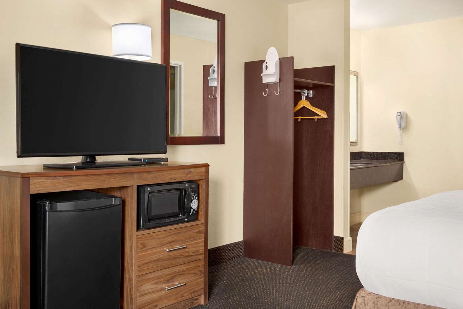 Super 8 by Wyndham Nashville Airport North - photo 30