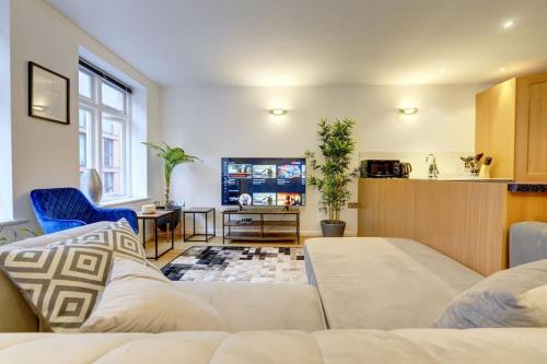 City Centre 2 Bedroom Secured Parking 3 King Bed WiFi Sleep 6 Guest Comfortable on Three King Size Beds Jewellery Quarter Birmingham City Centre Allocated Secured Parking — 4-Star Luxury Hotel in Birmingham, United Kingdom