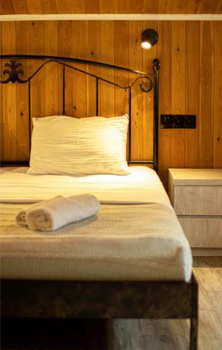 Top Location Cozy Wooden Ceiling Apt by Wehost