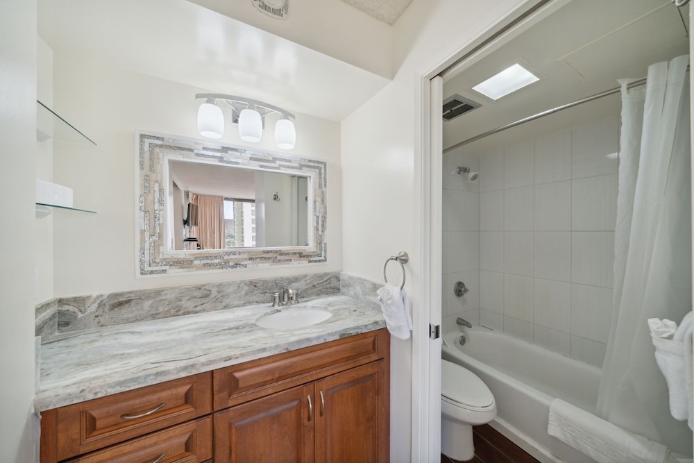 Tower 1 Suite 2705 Qqs - photo 8