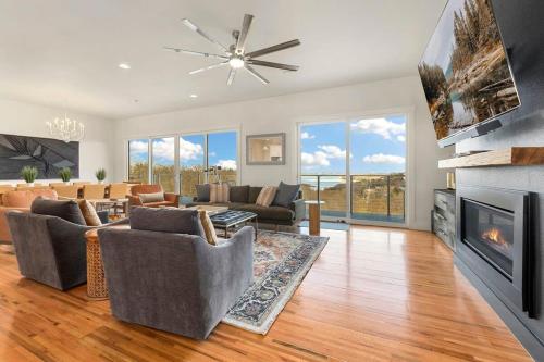 Sunrise Glory Perfect Patio & Views Sleeps 15 in Rogers, United States