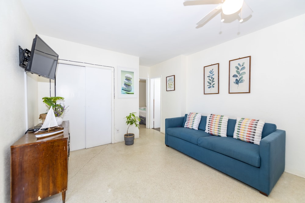 Tropic Isle Hotel and Apartment - photo 23
