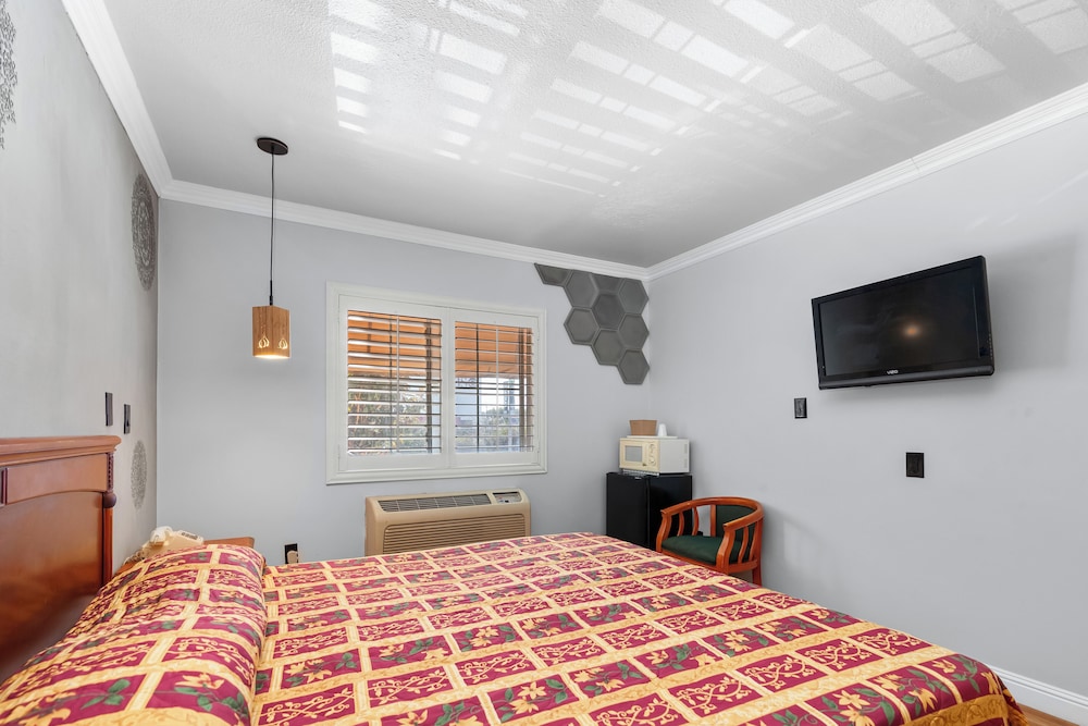 Beverly Inn - photo 28