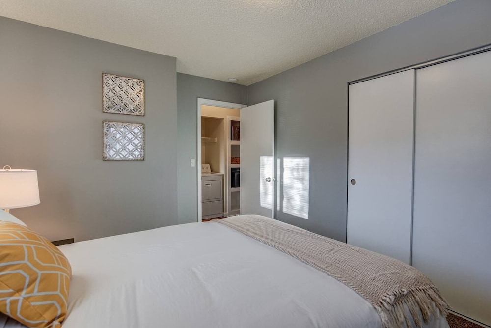 2BR Aptmt Parks Private Deck Mountain Views - photo 6