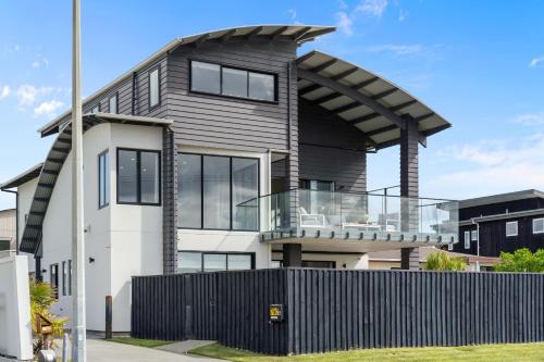 Beachfront Paradise Papamoa Beach Holiday Home — 4-Star Luxury Hotel in Tauranga, New Zealand