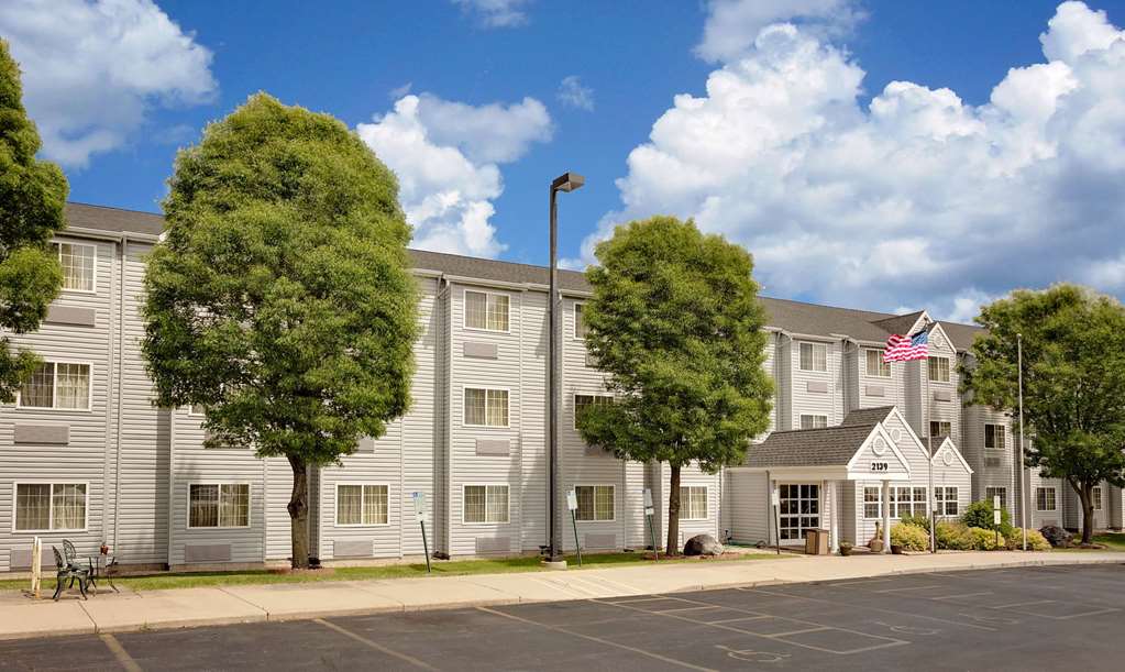 Microtel Inn & Suites by Wyndham Madison East - photo 2