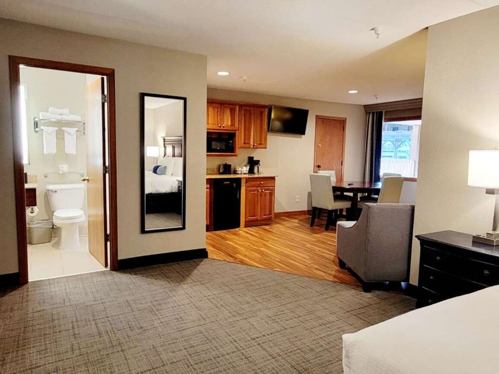 Best Western Plus Dubuque Hotel & Conference Center - photo 17