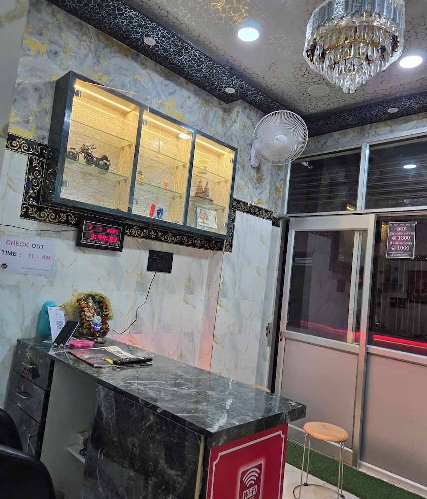 Rudra Pgh Just Near Temple Ghats — Varanasi