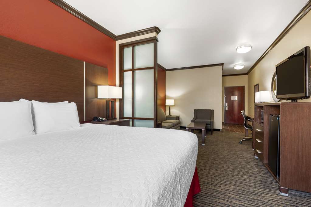 Best Western Plus Classic Inn & Suites - photo 22
