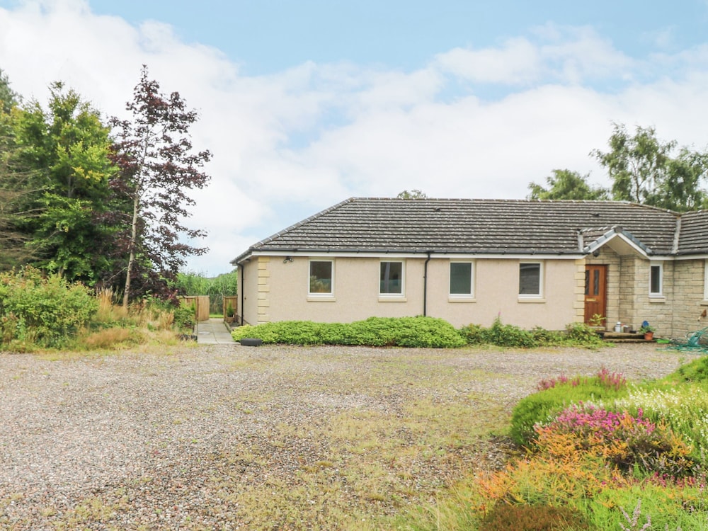 Hedgehogs Cottage — 4-Star Luxury Hotel in Glenrothes, United Kingdom