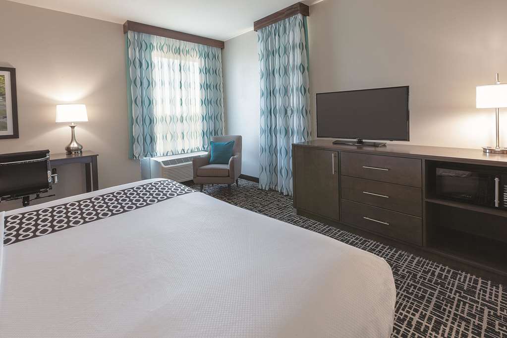La Quinta Inn & Suites by Wyndham Terre Haute - photo 25